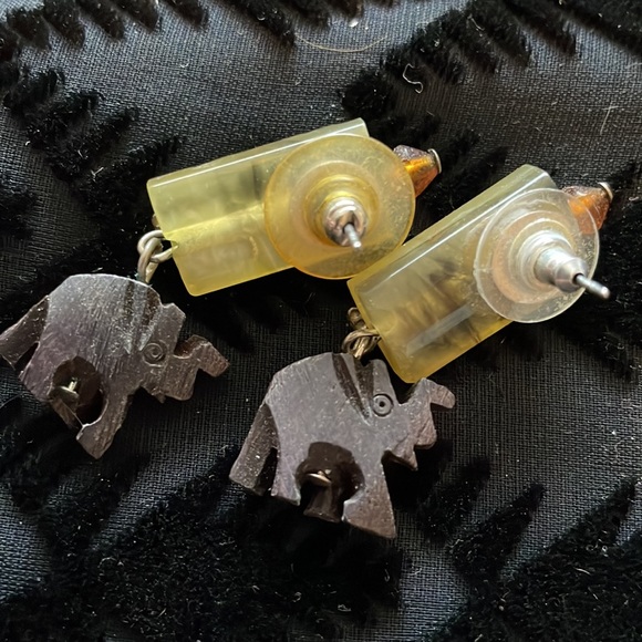 Vintage wood and resin elephant tribal earrings. - Picture 4 of 4